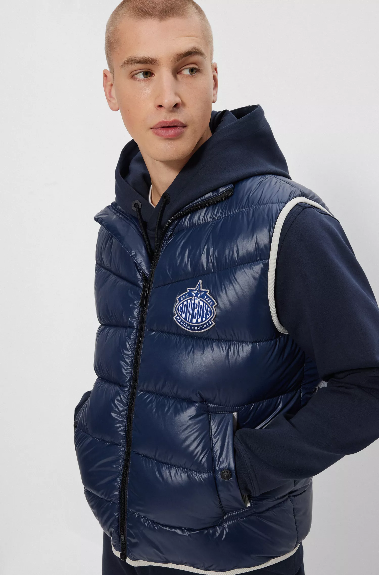 Colete acolchoado impermeável BOSS Orange-BOSS x NFL com estampa da colaboração.