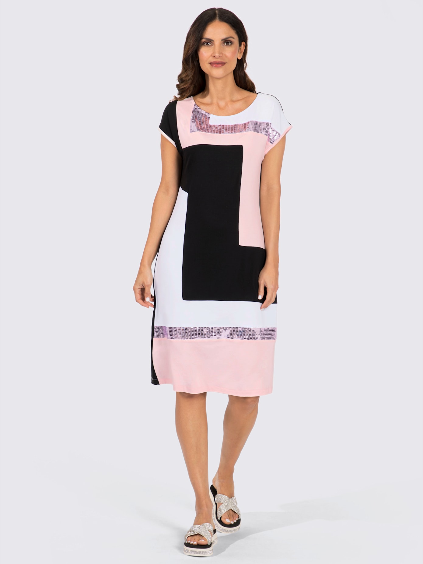 Robe patchwork orné de paillettes brillantes