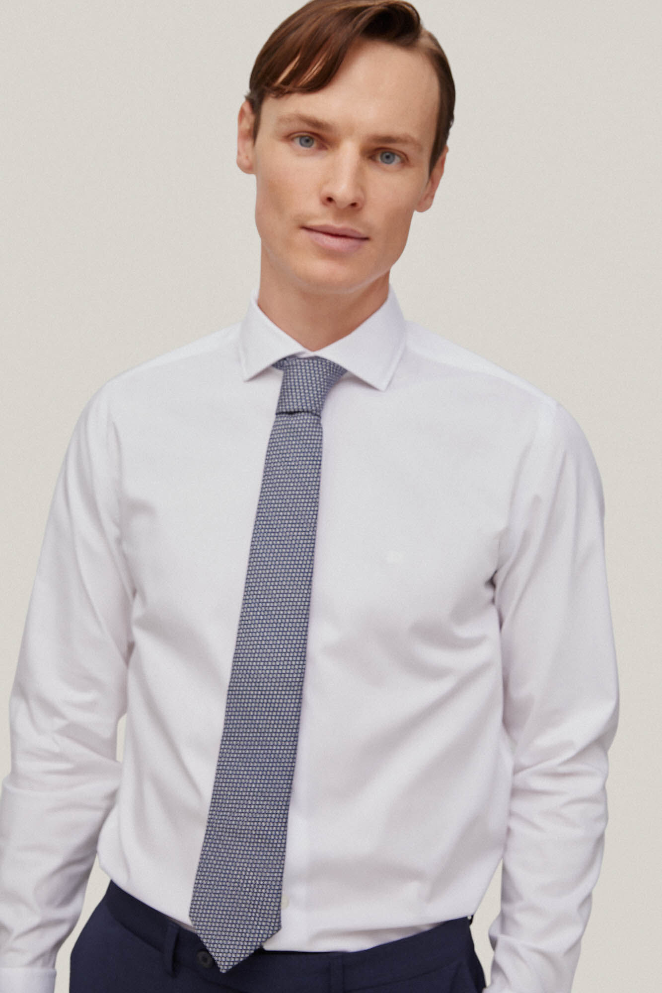 Camisa social lisa com abotoaduras que não precisam ser passadas a ferro e corte slim resistente a manchas - Branca