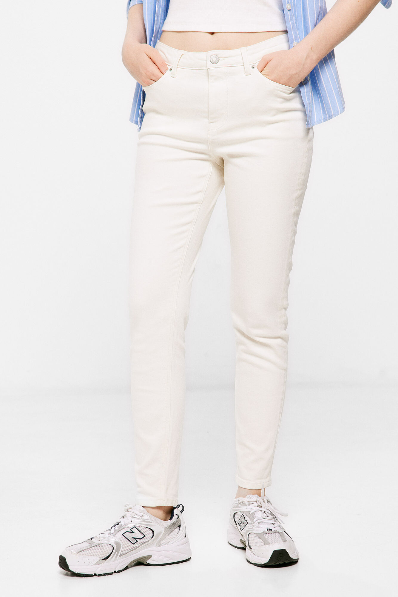 Calça jeans cropped slim colorida