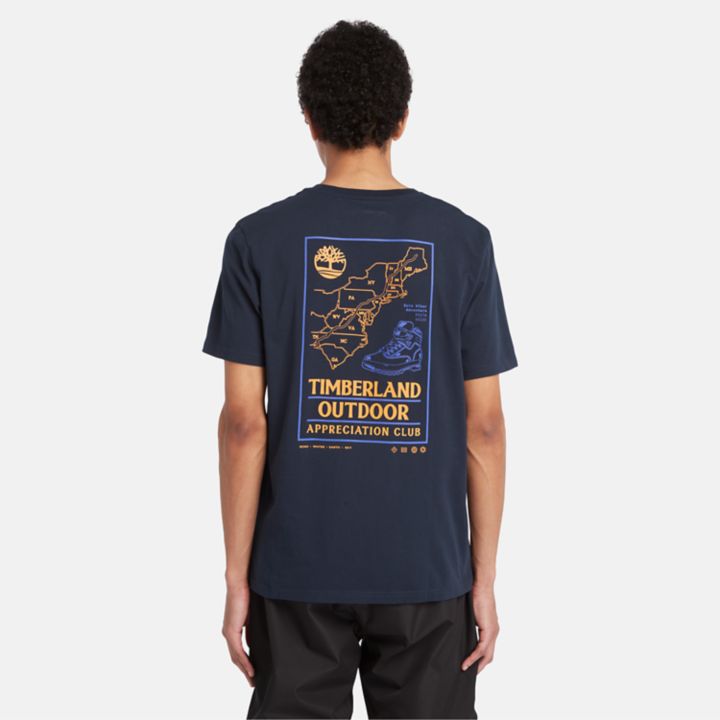 Camiseta masculina estampada para atividades ao ar livre na cor azul marinho.