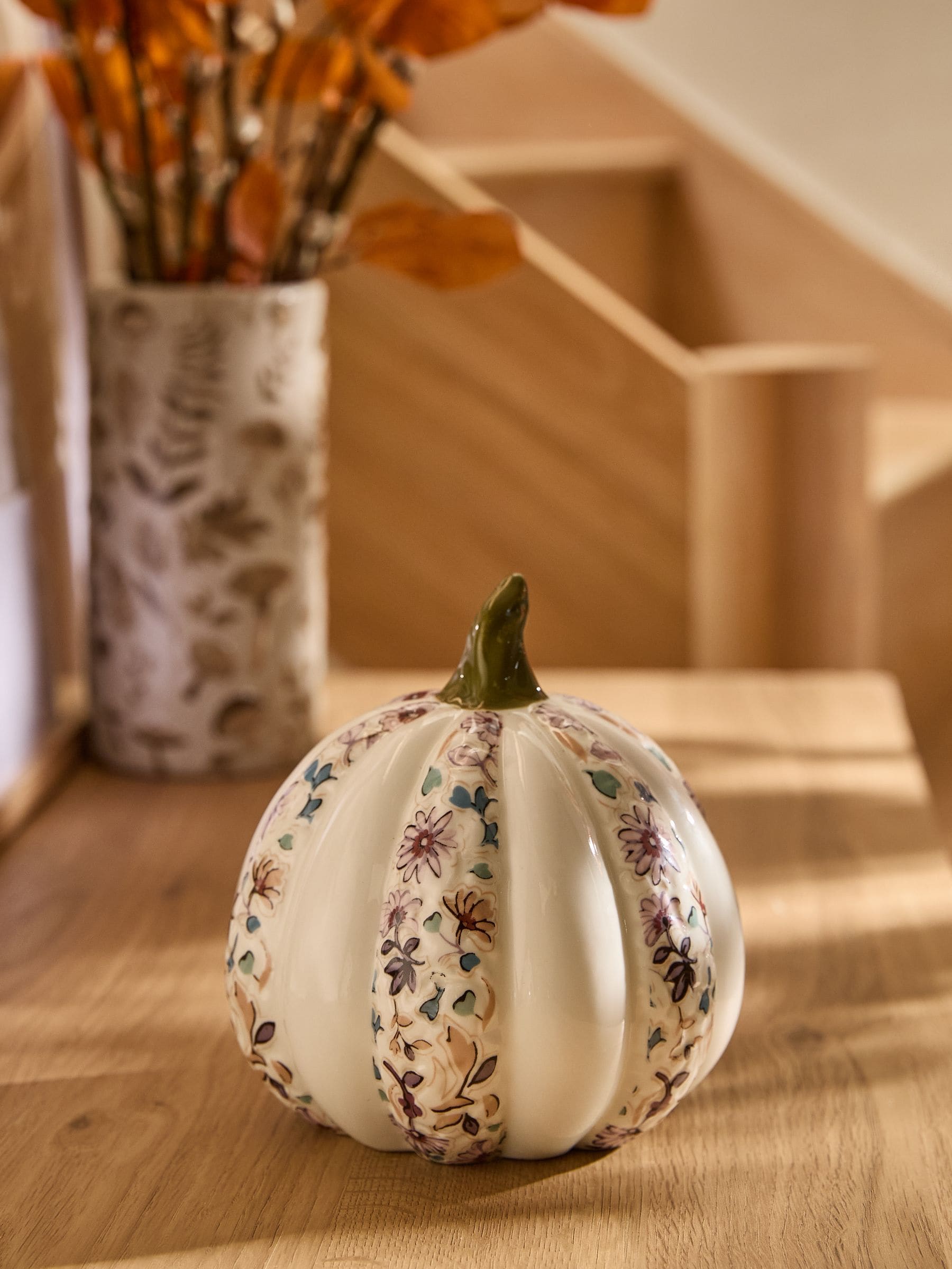 Keramische pompoen met bloemenprint ornament