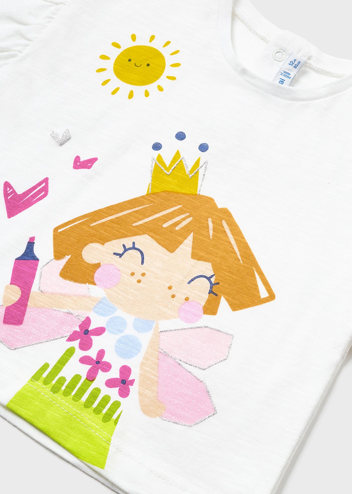 Camiseta infantil com estampa feita em algodão sustentável.