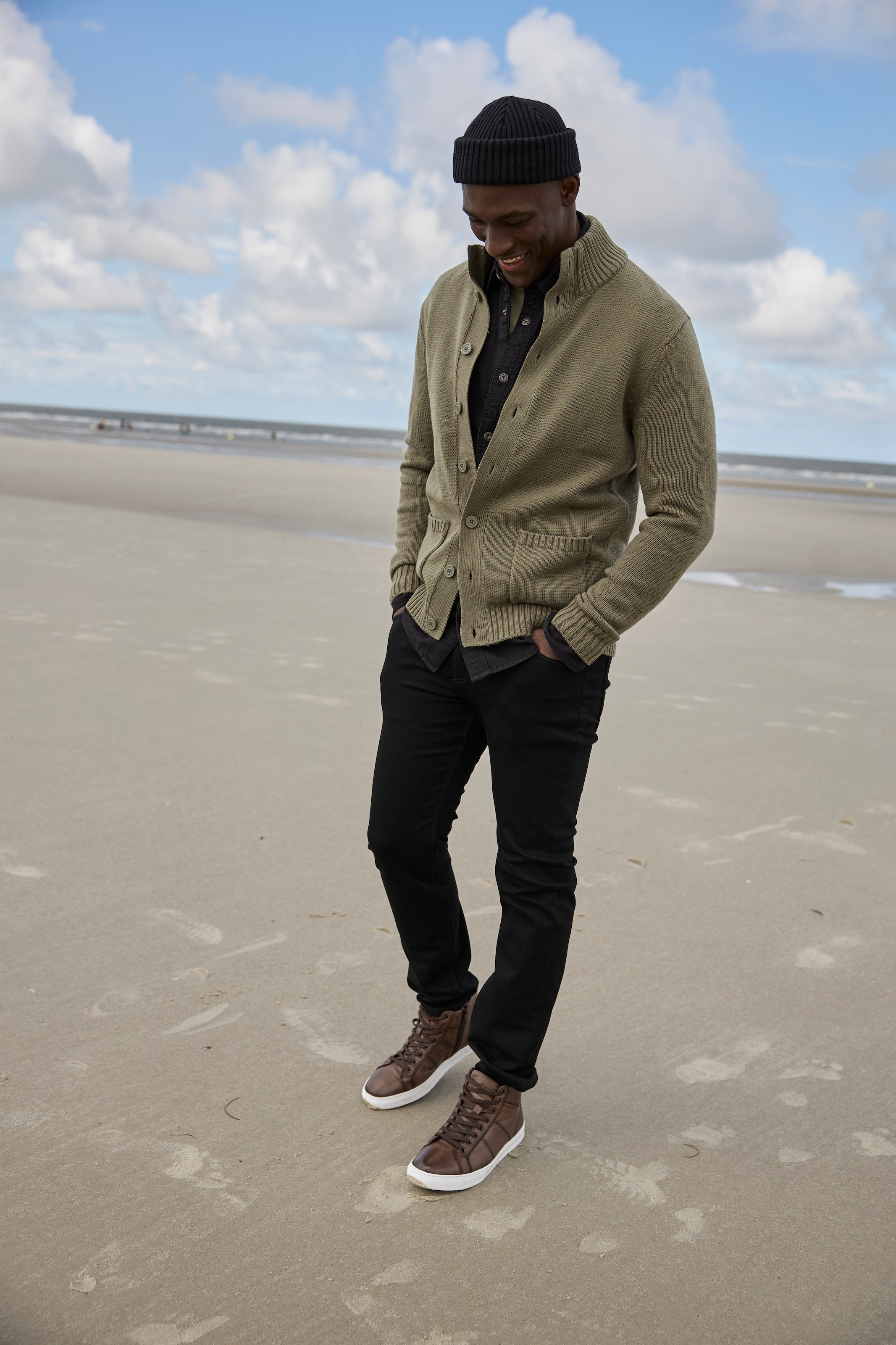 Man's World Strickjacke »Neue Kollektion! Highlight mit Knöpfen& Taschen«, mit Stehkragen,weicher Griff, Perfekt für die kältere Jahreszeit