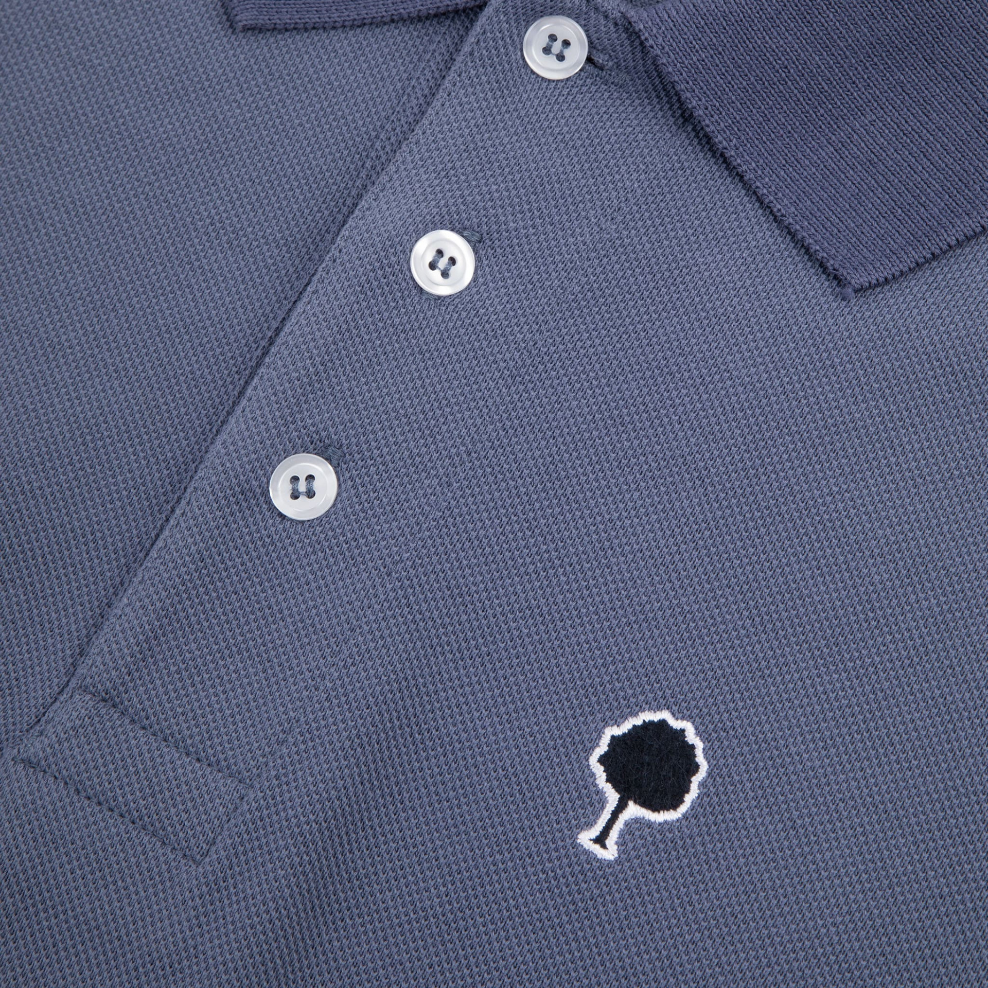 Polo bleu broderie arbre coton et coton recyclé - modèle lumigny