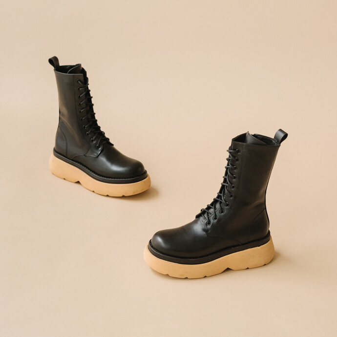 Boots à plateformes et semelles crantées  en cuir glacé noir/miel