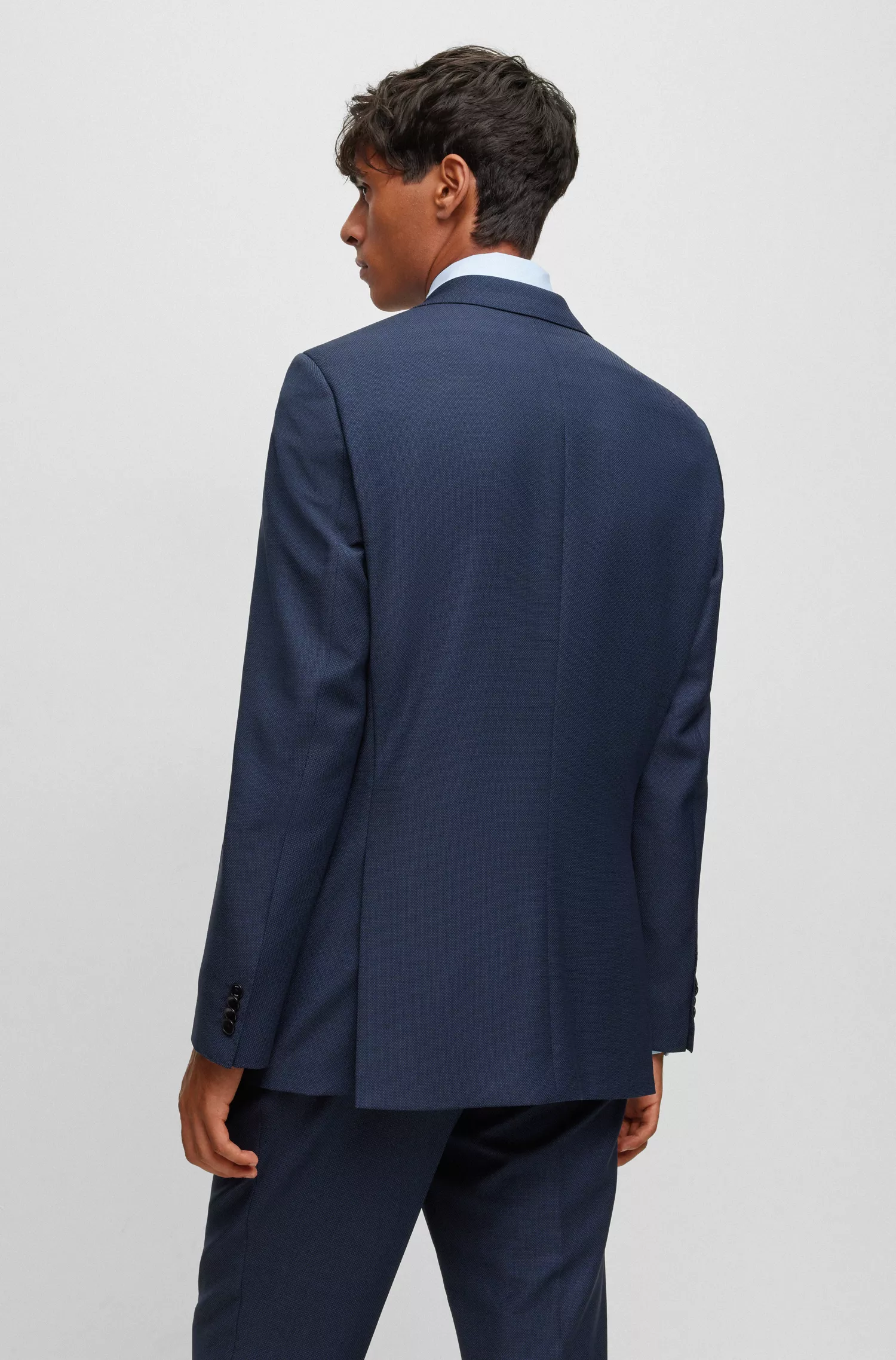 Terno BOSS preto, corte regular, em tecido elástico com microestampa.