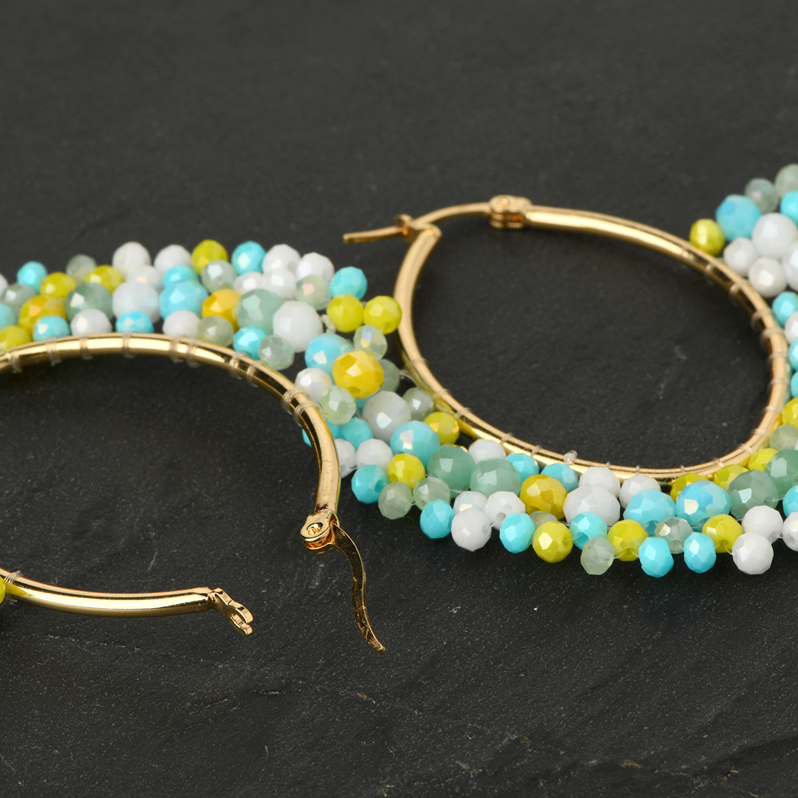 Gina Damen Creolen mit bunten Perlen hellblau / weiss / gold