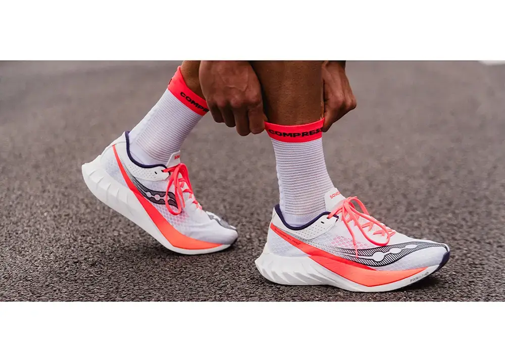 Compressport Pro Racing v4.0 Run High Compressiesokken Geel/Fluo Rood