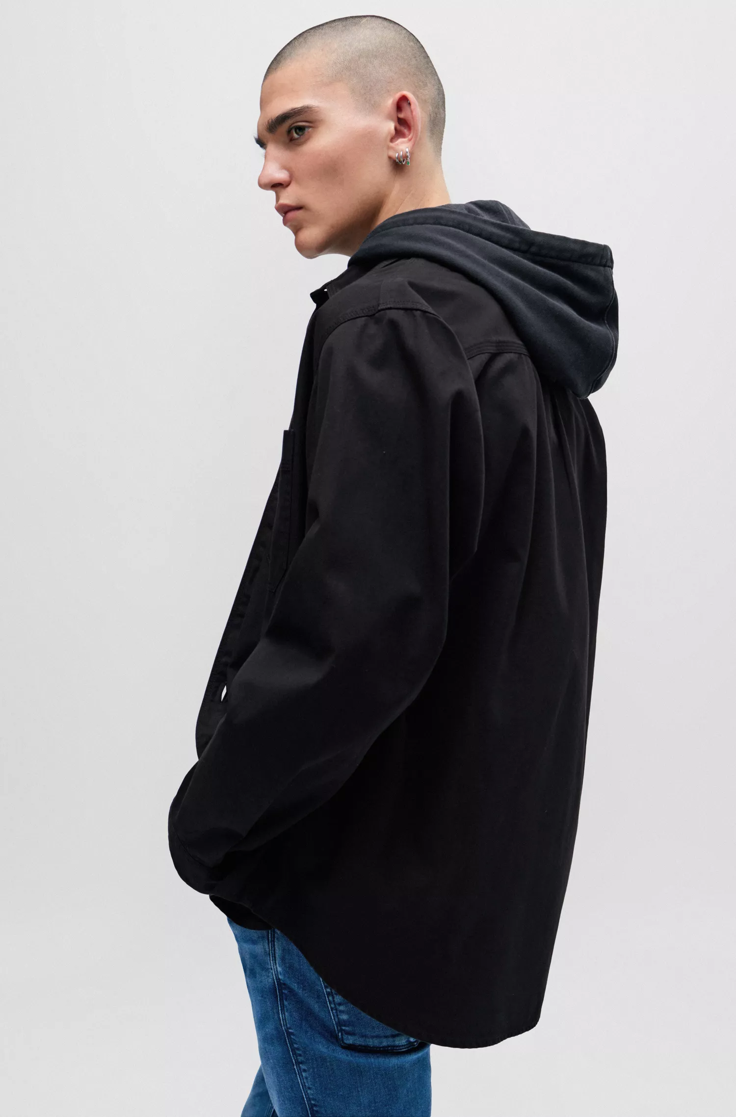 Camisa HUGO vermelha, modelagem oversized, em sarja de algodão com etiqueta da marca.
