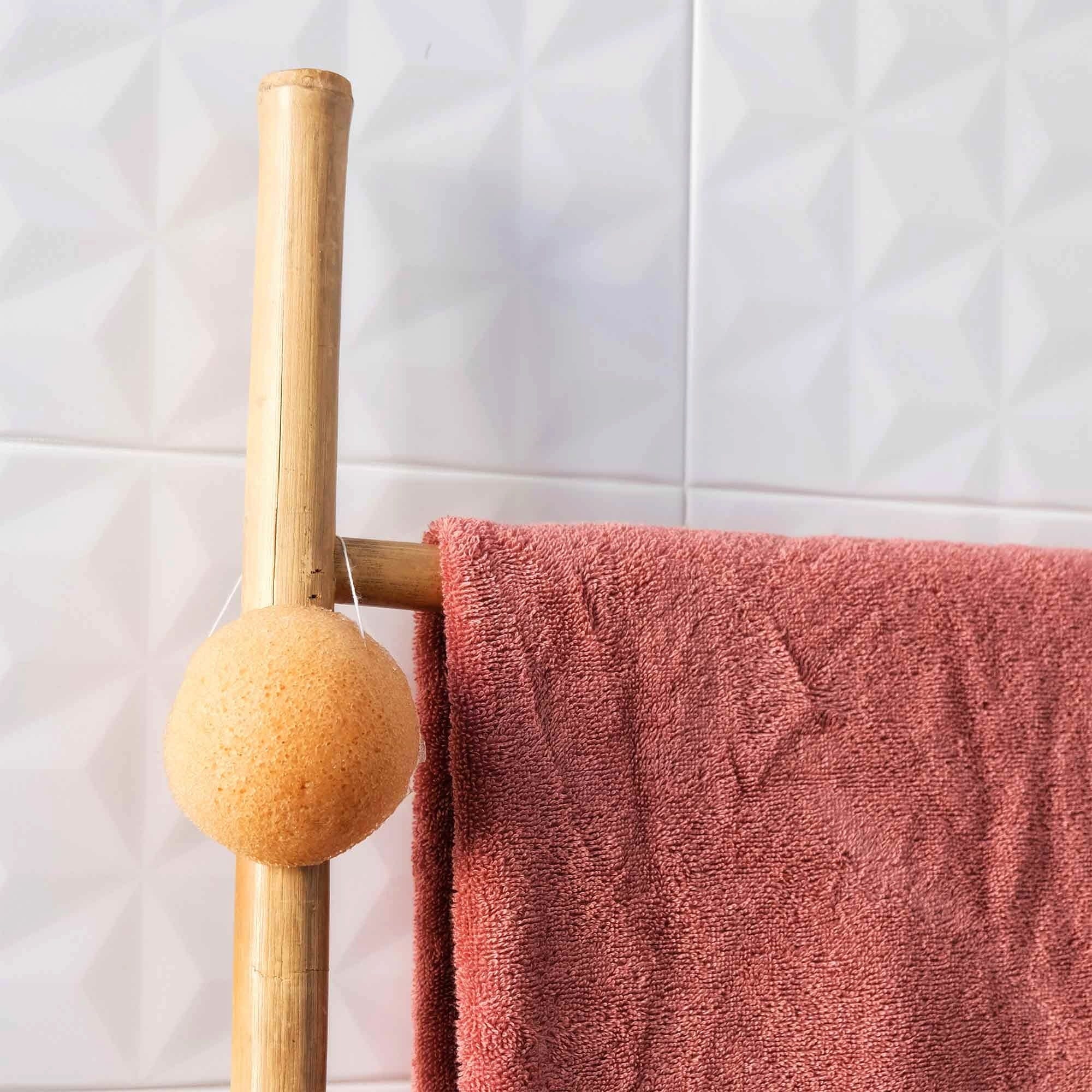 Omum  Ma Bonne Fée Exfoliating & Purifying Facial Konjac Sponge