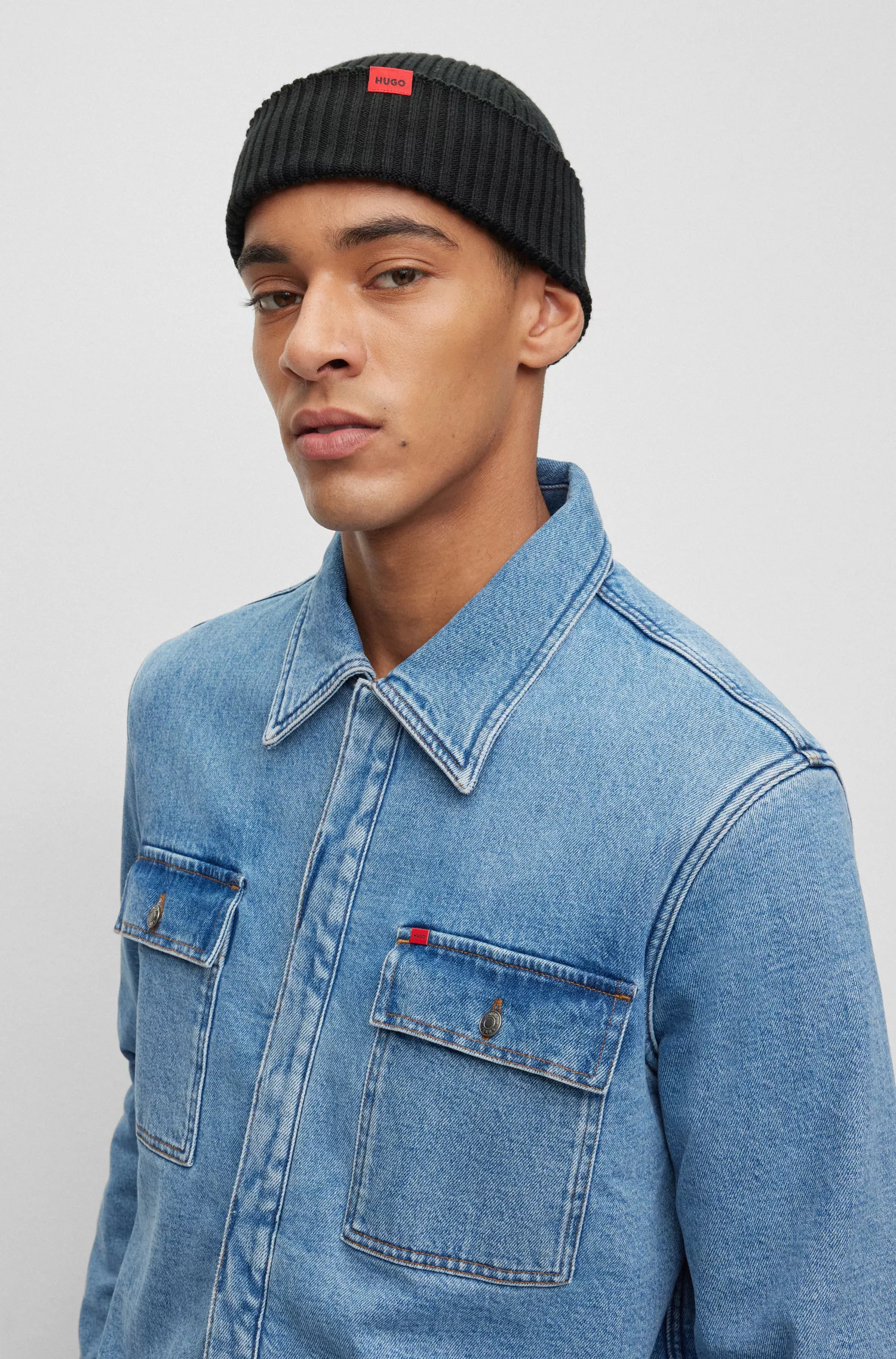 Camisa HUGO vermelha de modelagem oversized em denim stretch azul.