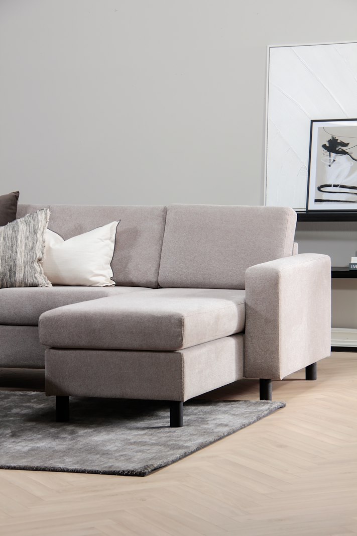 Square U-hjørnesofa Tekstil Enter 10 Liver med arm 4 og runde ben i eik natur 12 cm. Vendbar sjeselong