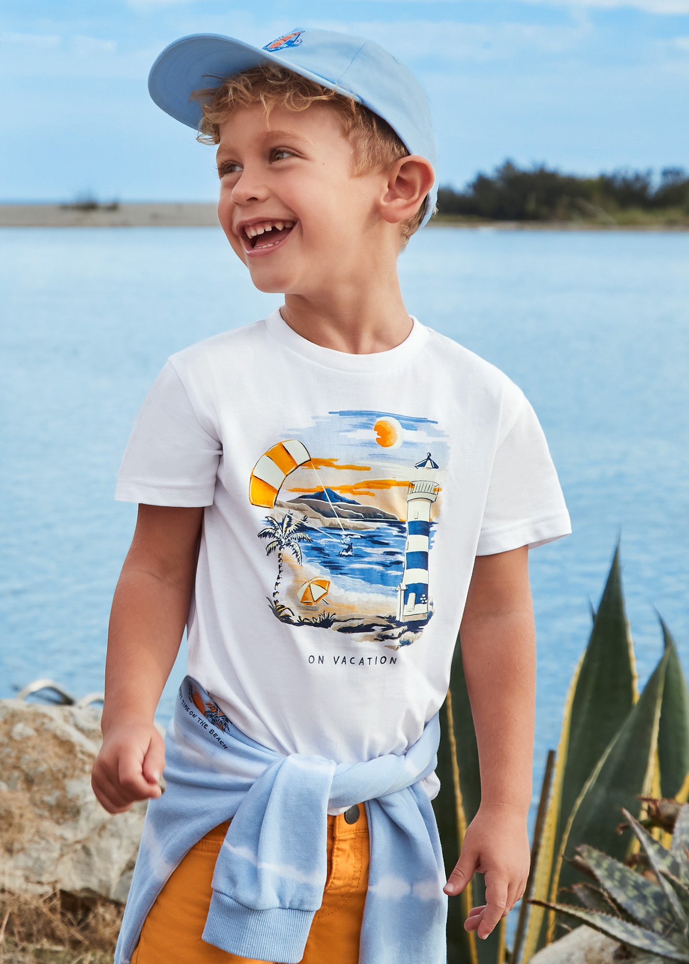 Camiseta infantil com estampa interativa, feita de algodão sustentável.
