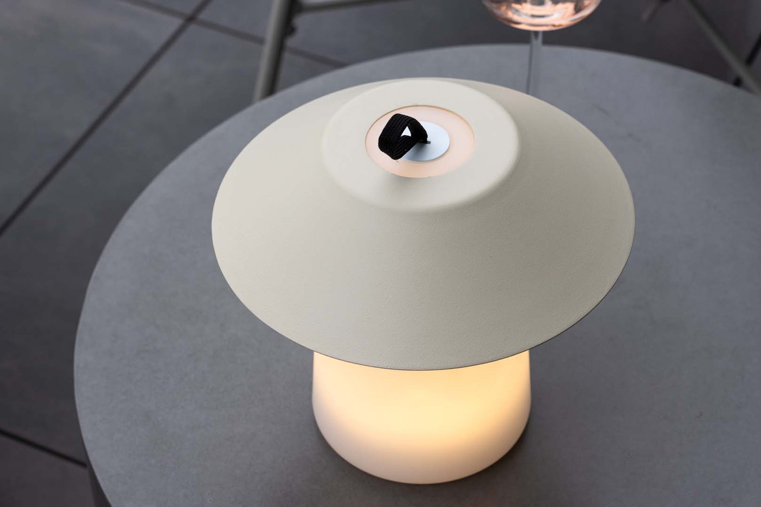 Rubu LED tafellamp voor buiten, beige. 24 x 24 x 26 cm
