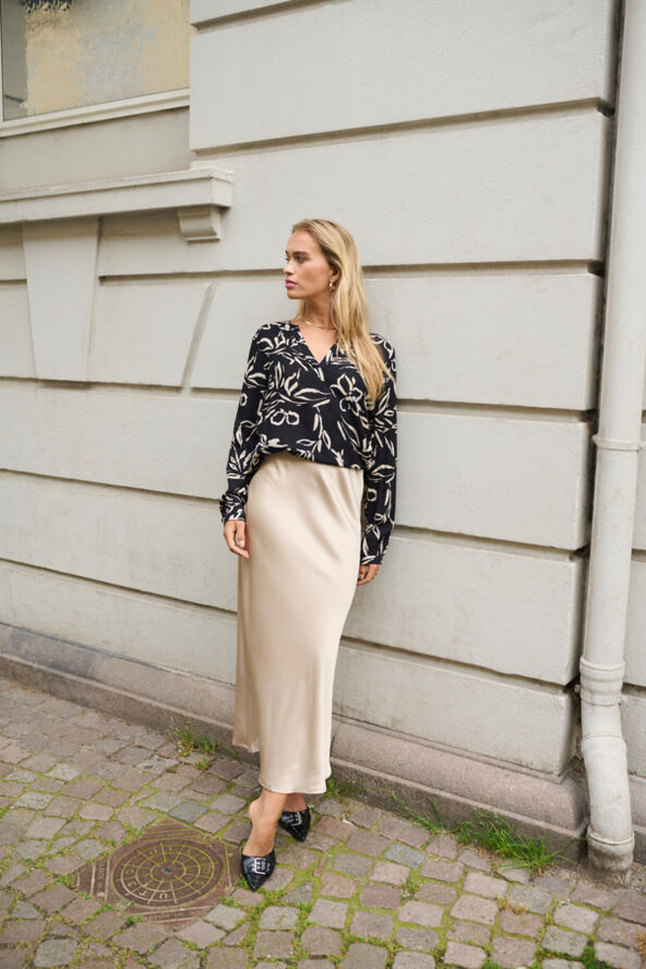 Kaffe KAditte Blouse Black/sand painted flower