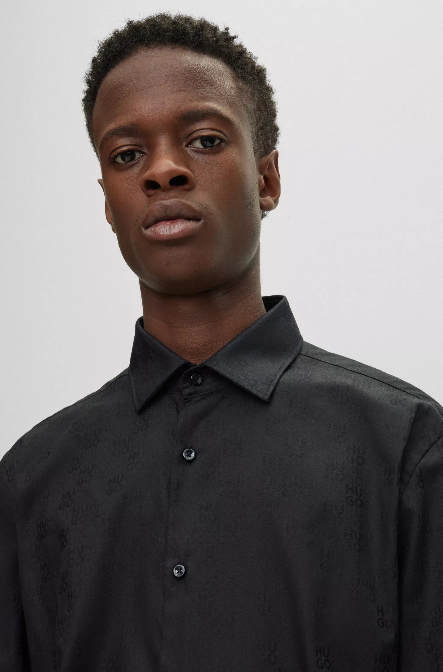 Camisa HUGO vermelha de corte slim em algodão com jacquard de logotipos sobrepostos.