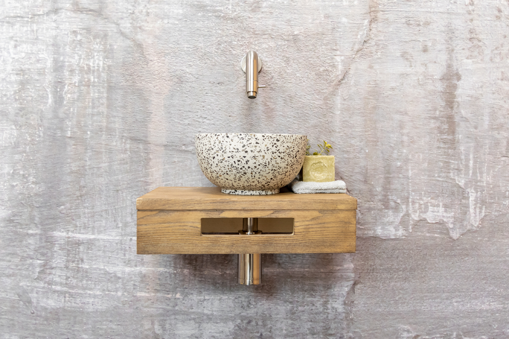 Saniclear Seba fonteinset met bruin eiken plank, zwart-witte terrazzo waskom en RVS kraan voor in het toilet