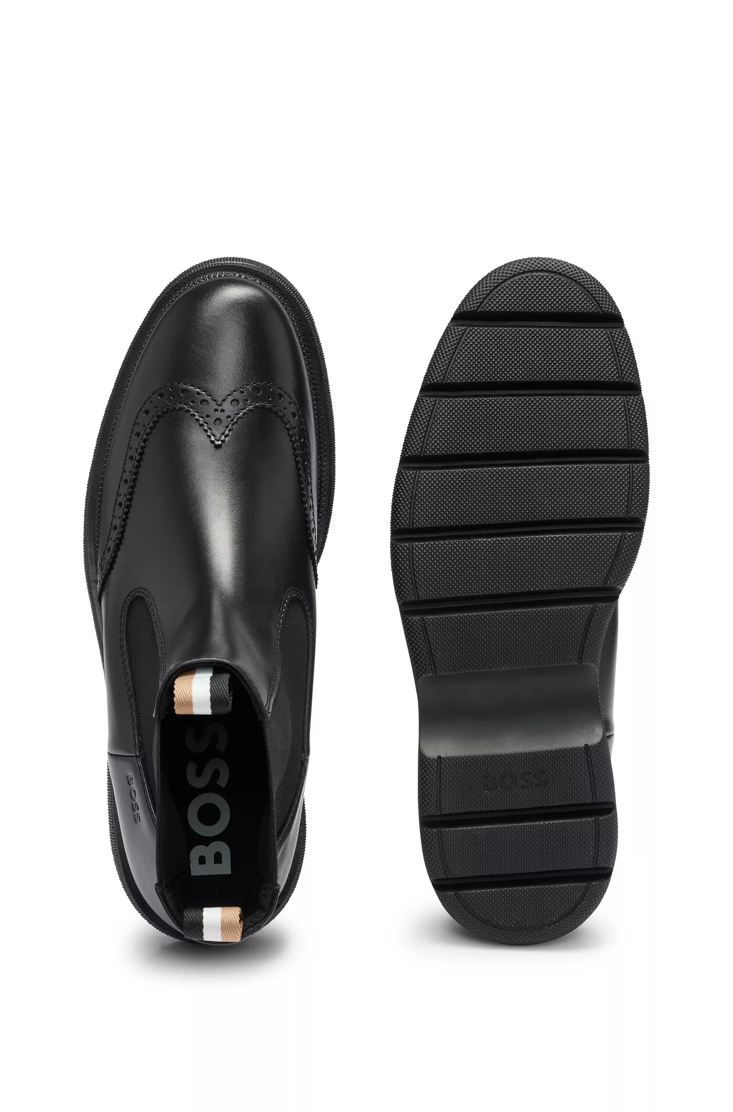 Botas Chelsea BOSS pretas com acabamento brogue em couro escovado.