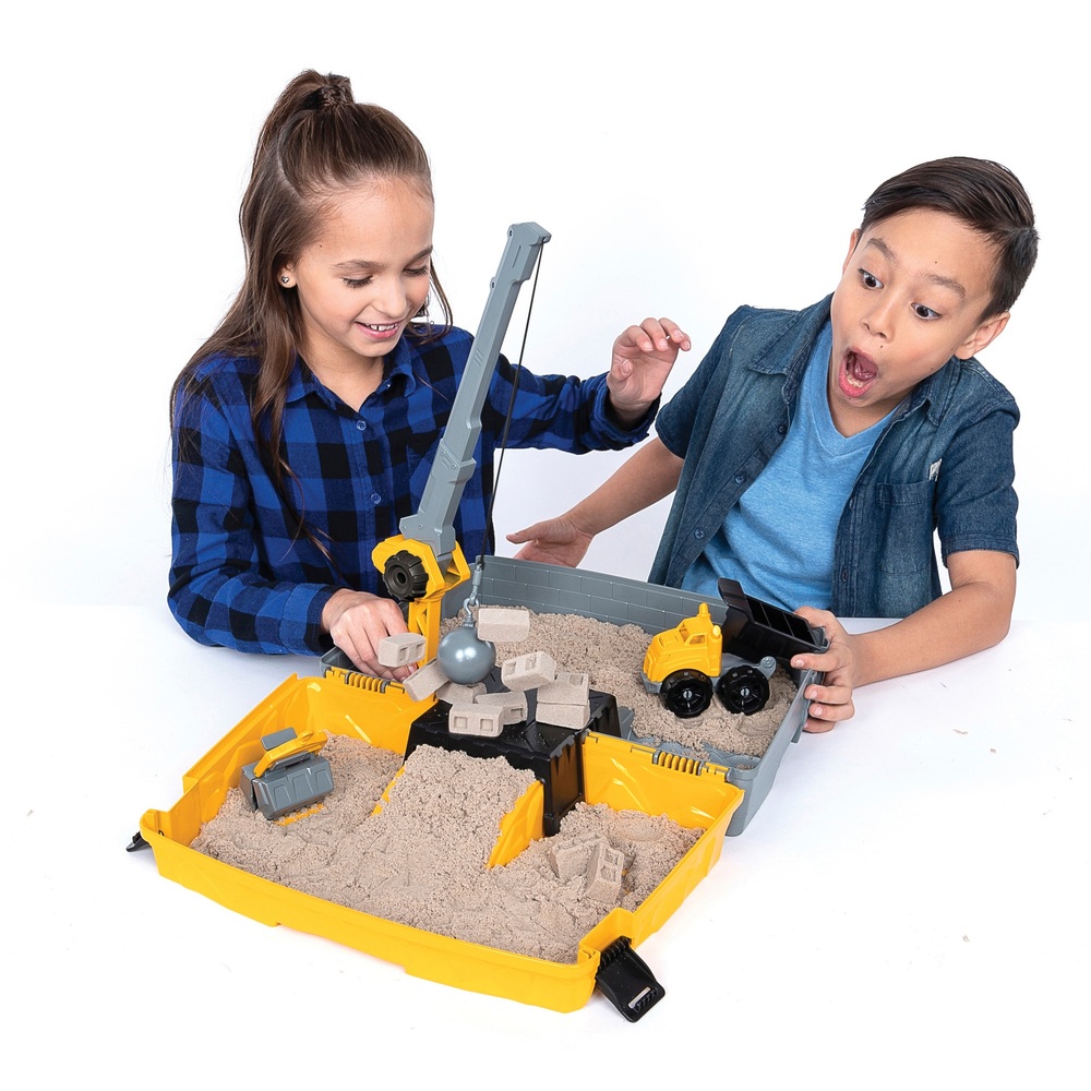 Kinetic Sand Baustellen-Klappsandkasten-Spielset mit Fahrzeug