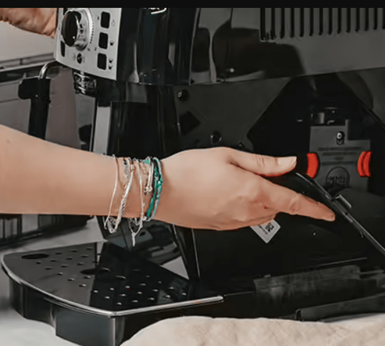 DELONGHI Magnifica ECAM 22.140.B - Garantie 3 ans Coloris:Noir