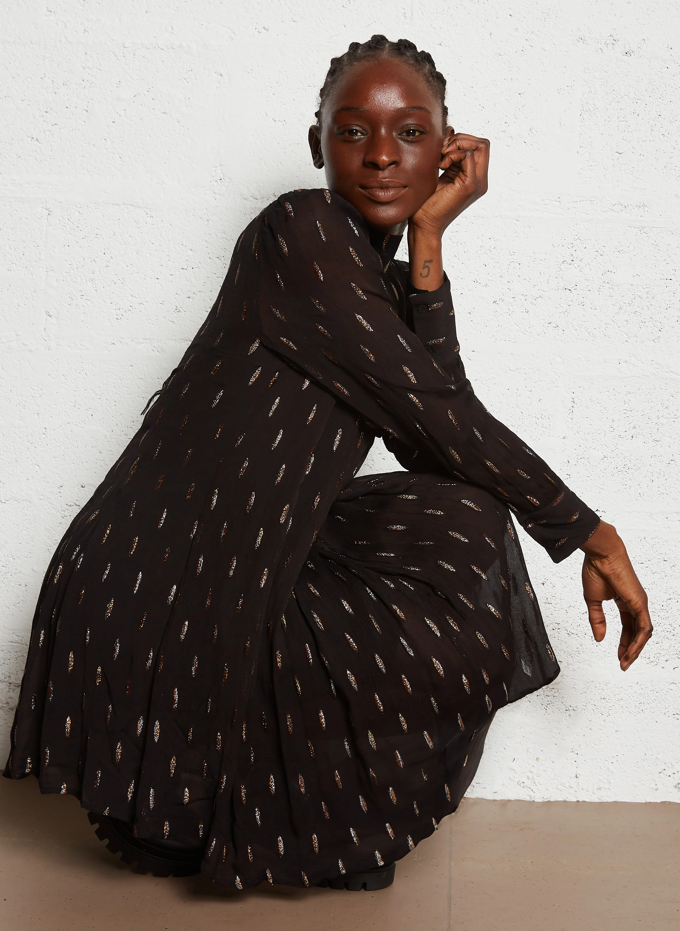 ROKIA - Robe courte évasée à col montant | Noir