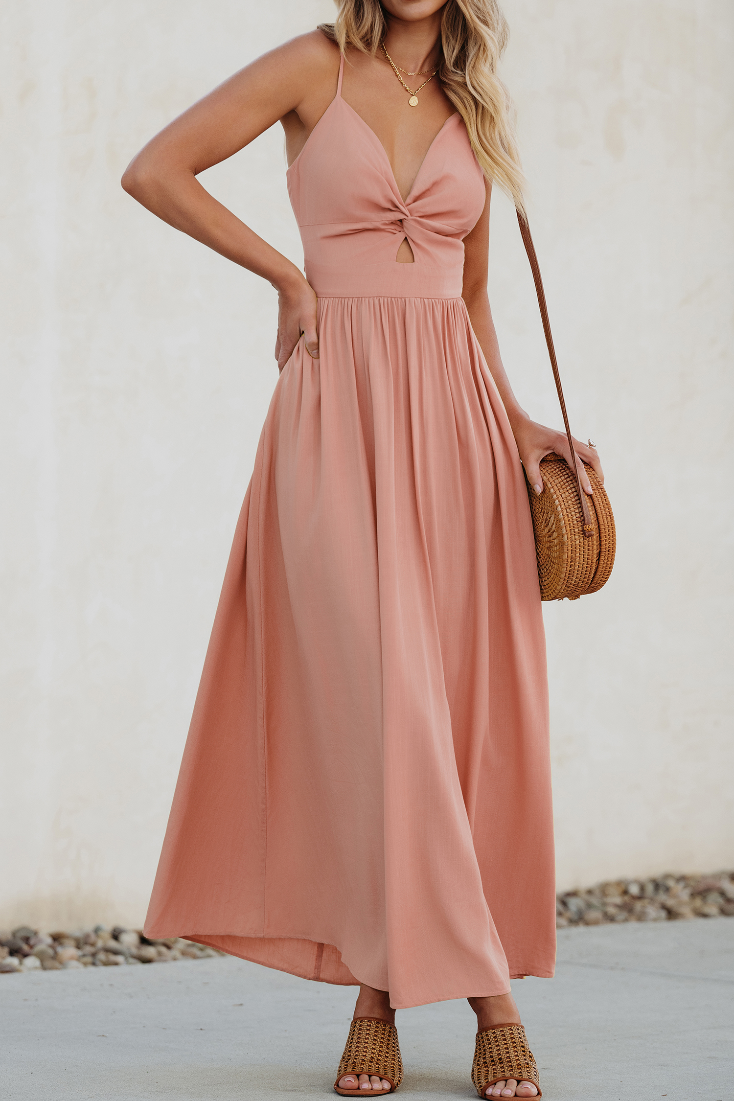 Robe maxi avec col en cœur et trou de serrure sur le devant rose