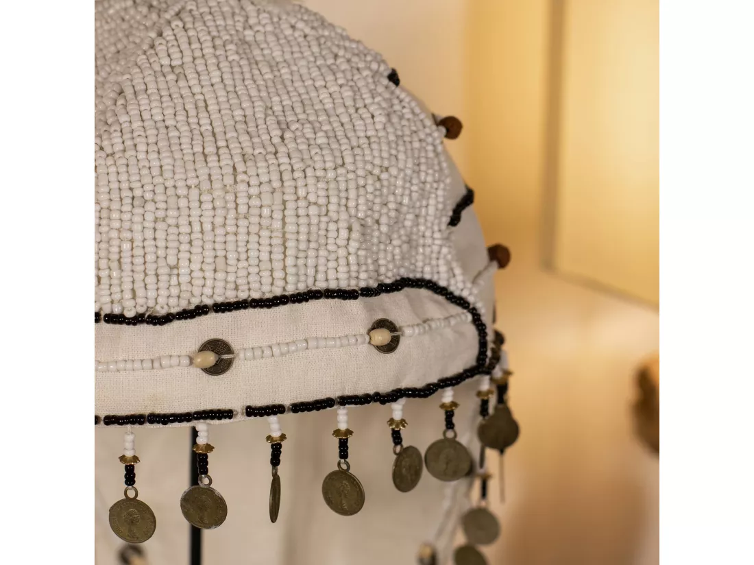 Now's Home - Coiffe Traditionnelle Brodee De Perles Et De Plumes O18x70 Cm Sanath