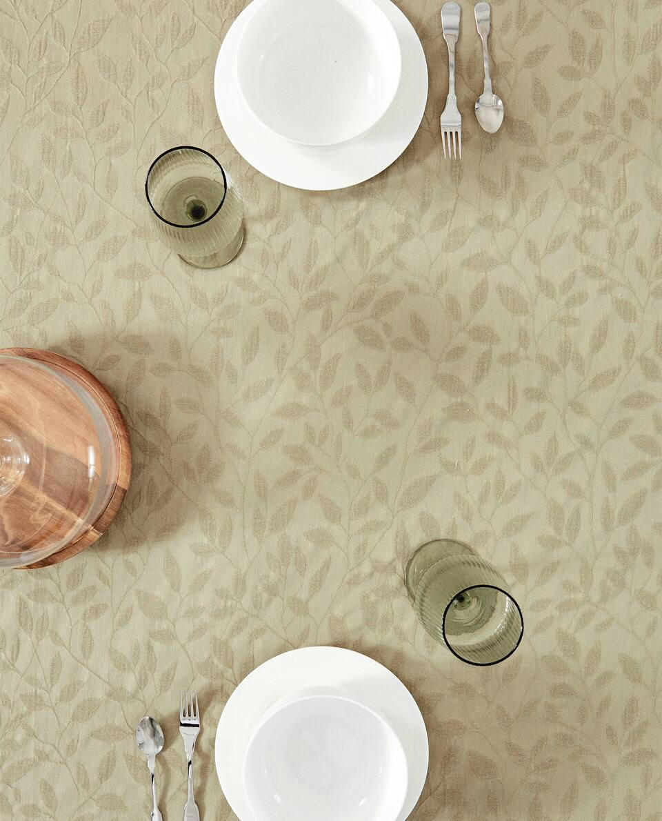 TOALHA DE MESA COM FOLHAS DE JACQUARD