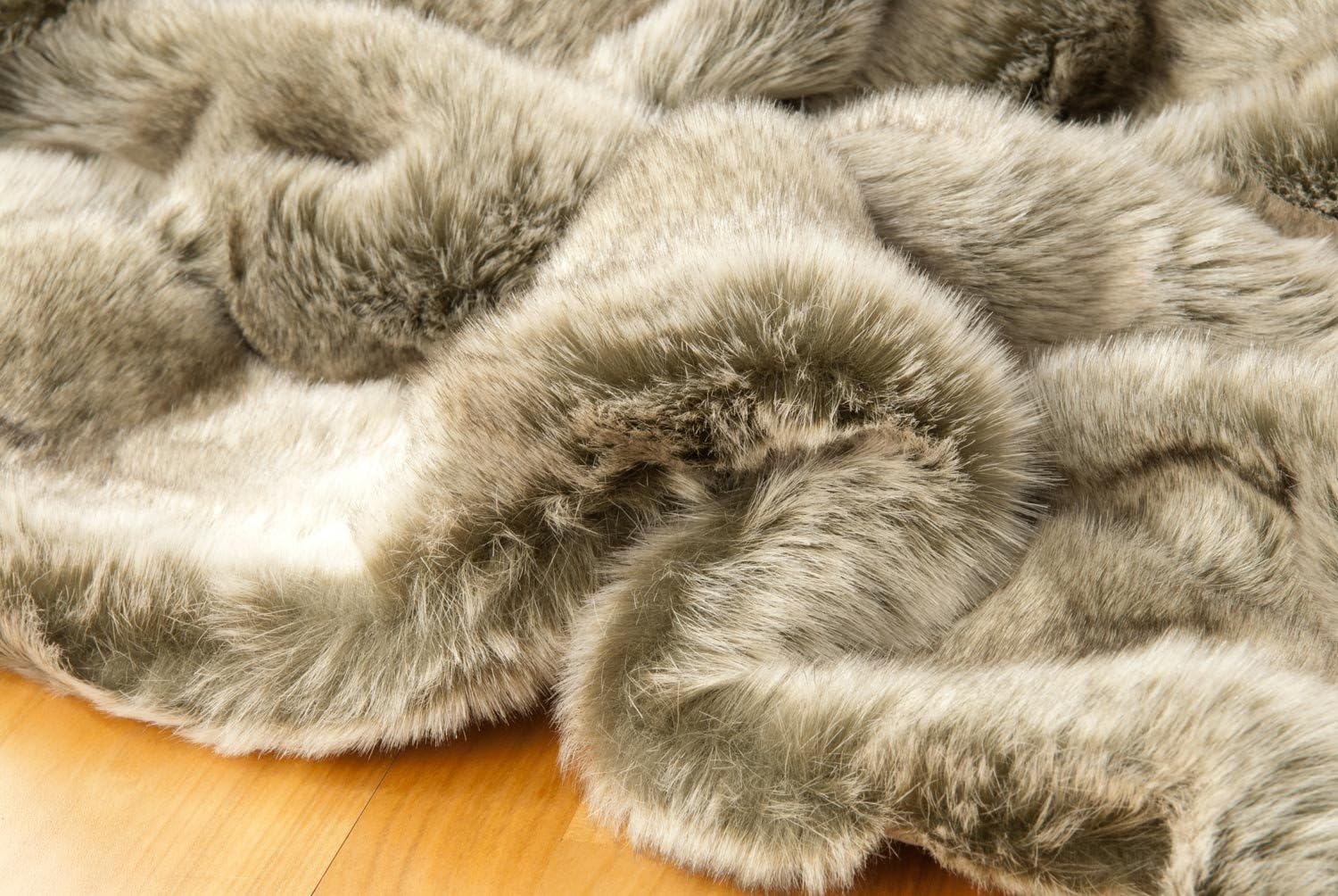 Wohnen & Accessoires GmbH & Co. KG Felldecke, Fellimitat 5 Größen, Webpelzdecke, Grauwolf mit grau-beigem Fell, Kuscheldecke, Tagesdecke oder Fellkissen (150 x 200 cm)