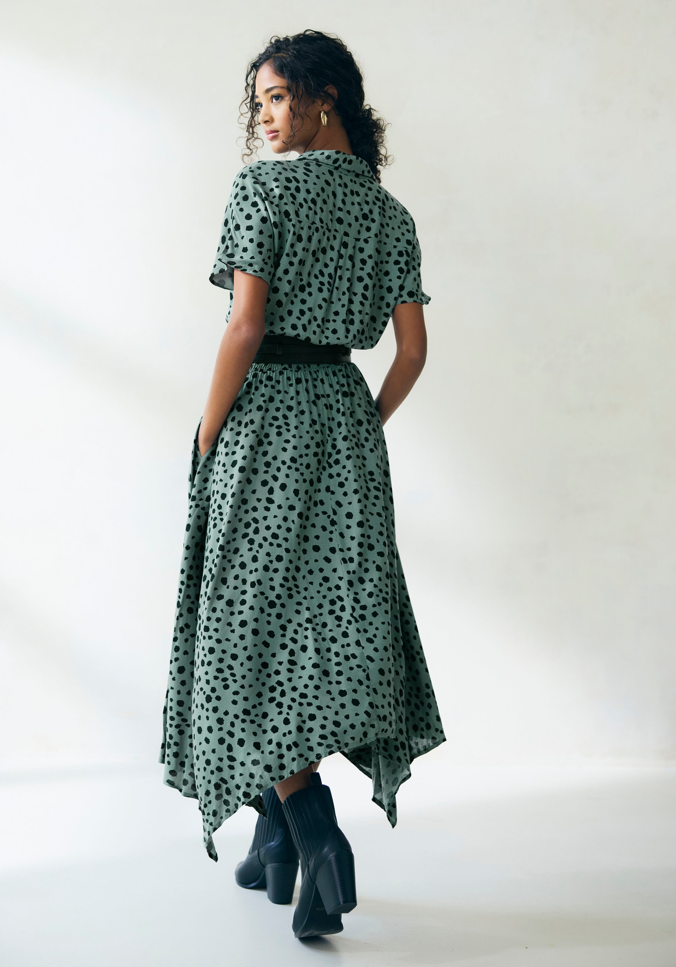 LASCANA Druckkleid mit Punktedruck und asymmetrischem Saum, Hemdblusenkleid, Midikleid