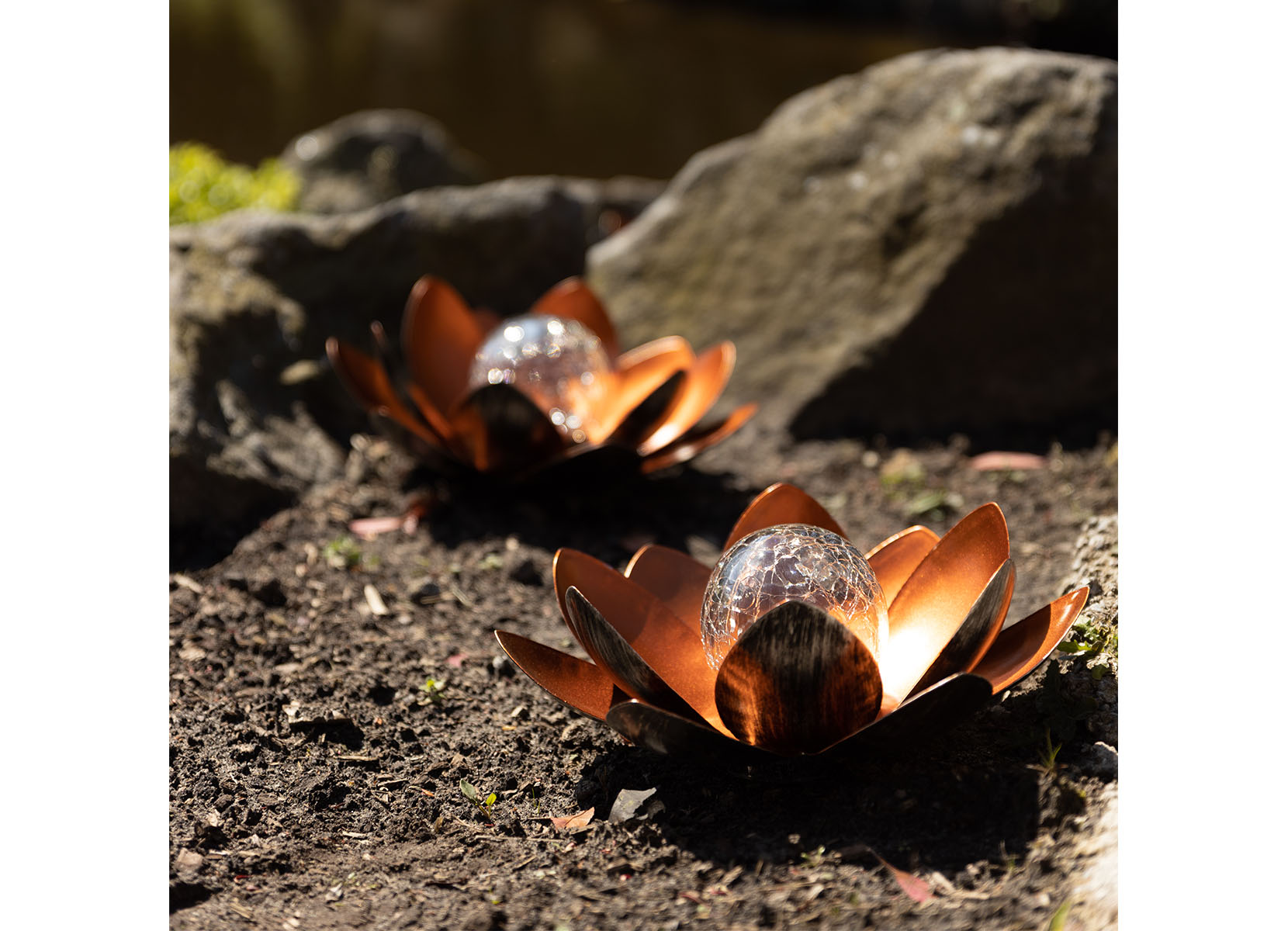 Solar-Lotusblume mit Crackleglaskugel und LED-Beleuchtung Warmweiß