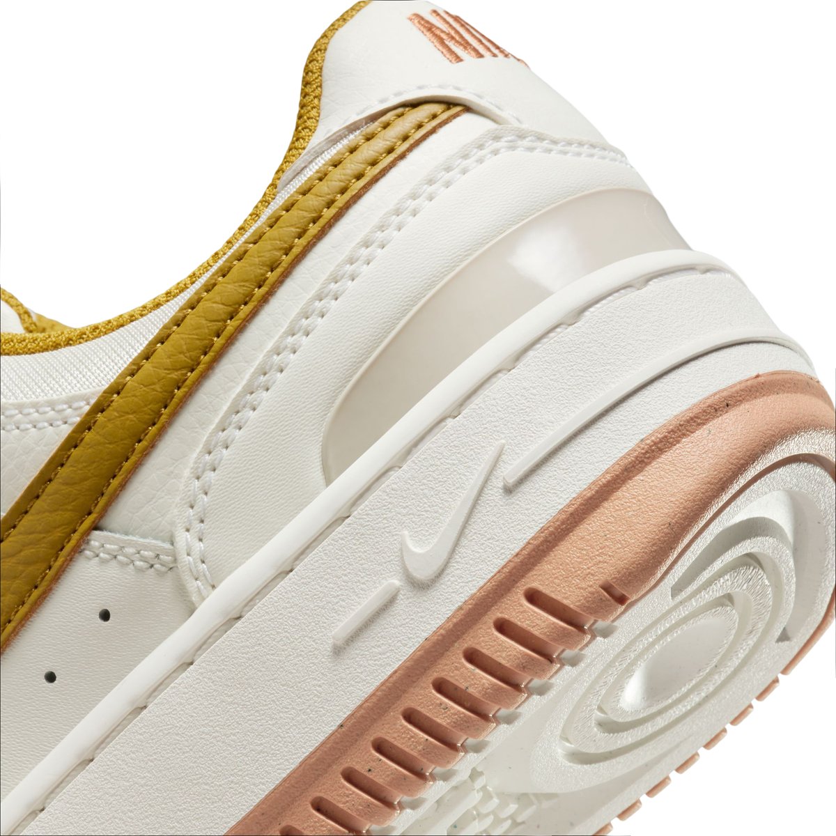 NIKE-Gamma_force-Baskets - Talon plat - Blanc Multi