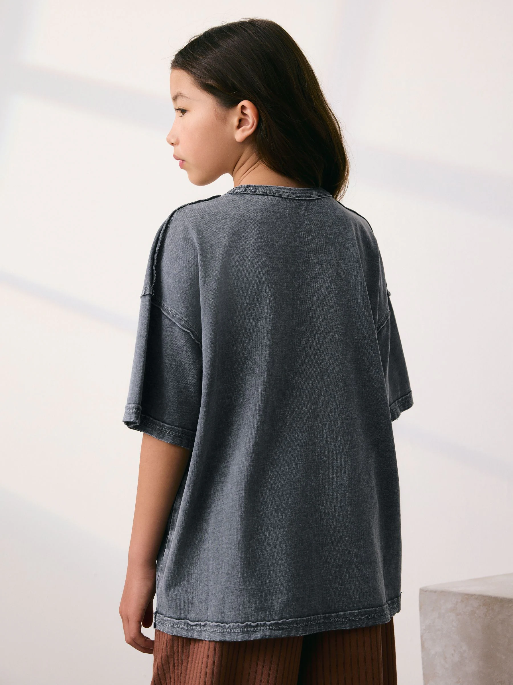 Zwarte wassing - Oversized T-shirt met grafische print (3-16jr)