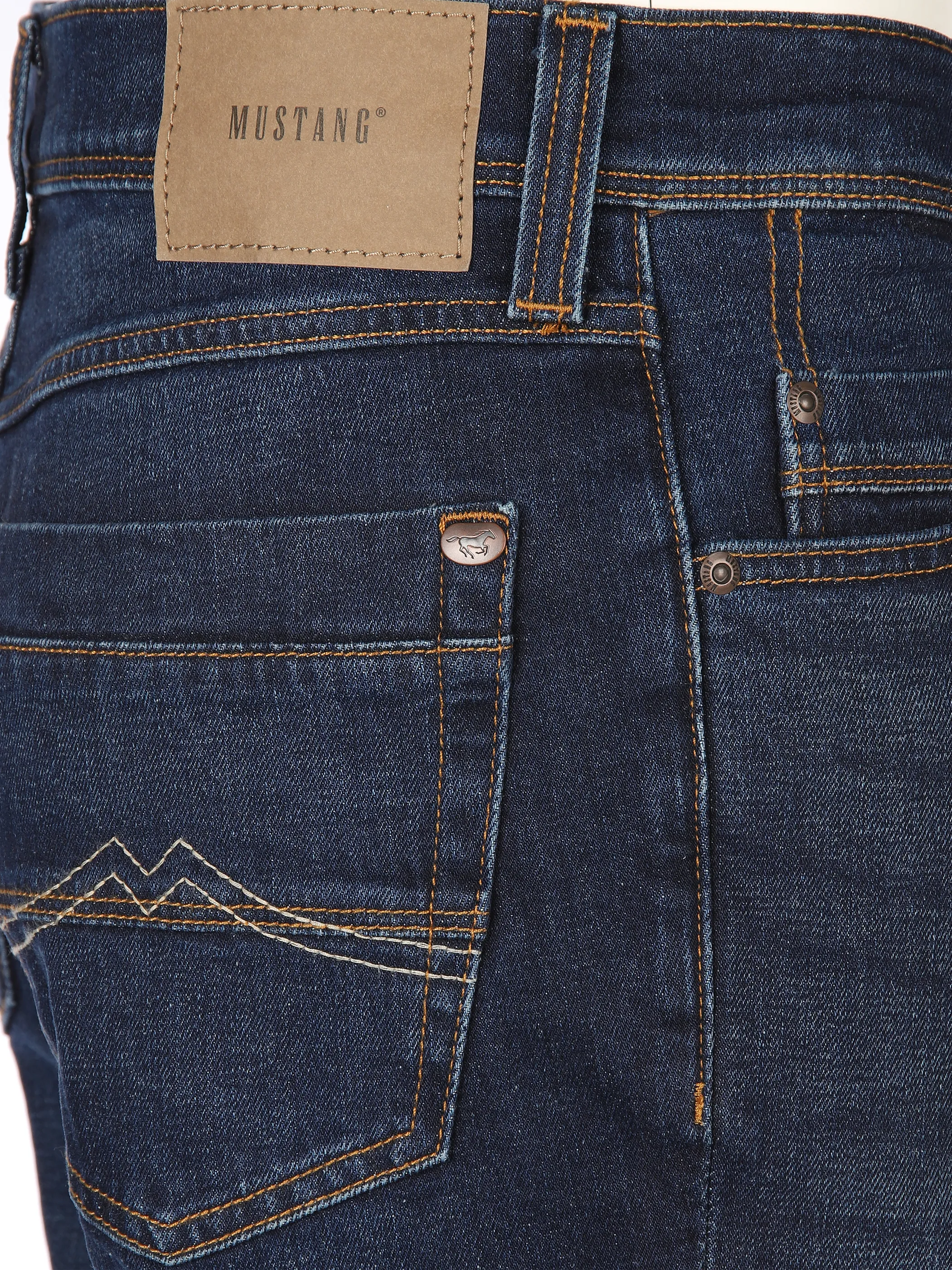 Herren Jeanshose in gleichmäßiger Waschung