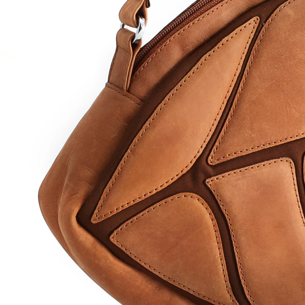 Daun Vintage Shine Leather Cognac On Brown Canvas