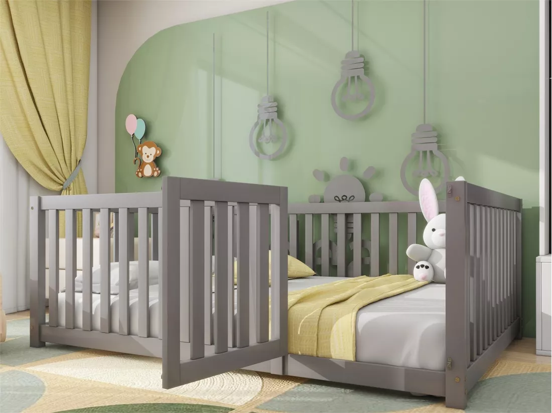 Lit bébé 140 x 200 cm sol en bois Cadre de lit avec clôture et porte, gris