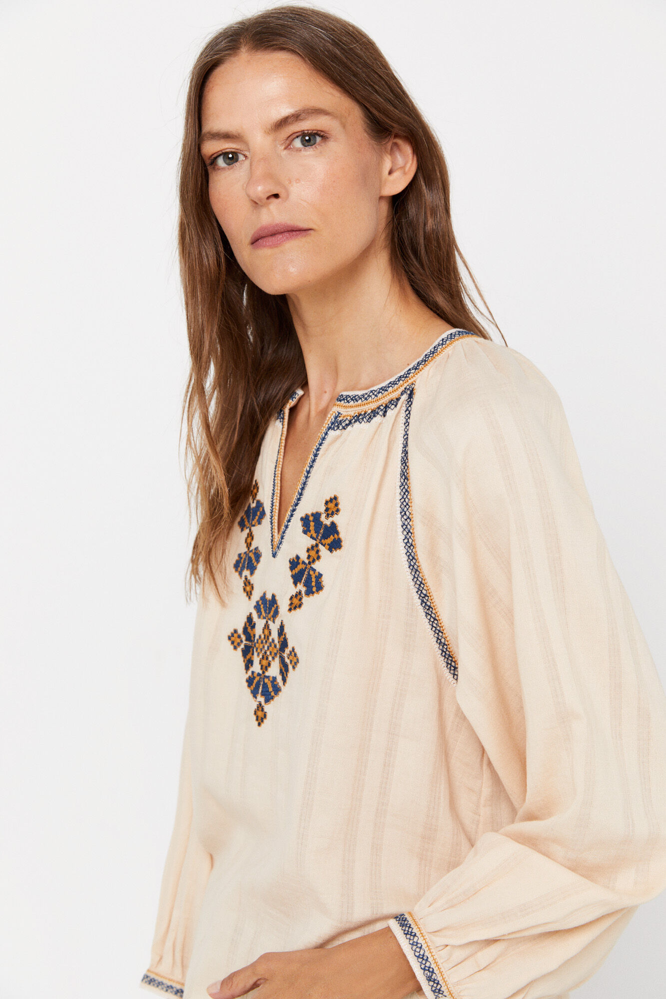 Blusa bordada sustentável