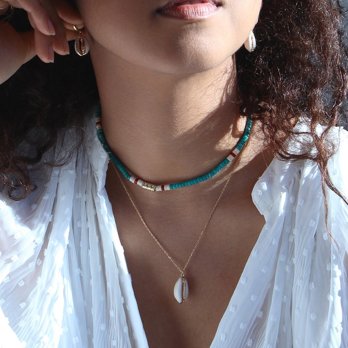 Collier pierres howlites turquoises doré or fin 24K médailles SURFER
