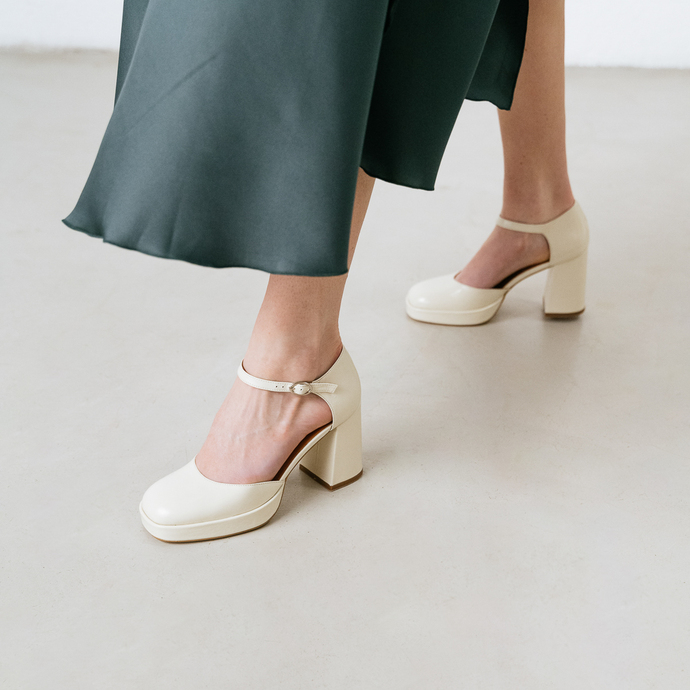 Babies à talons et bouts carrés  en cuir brillant écru