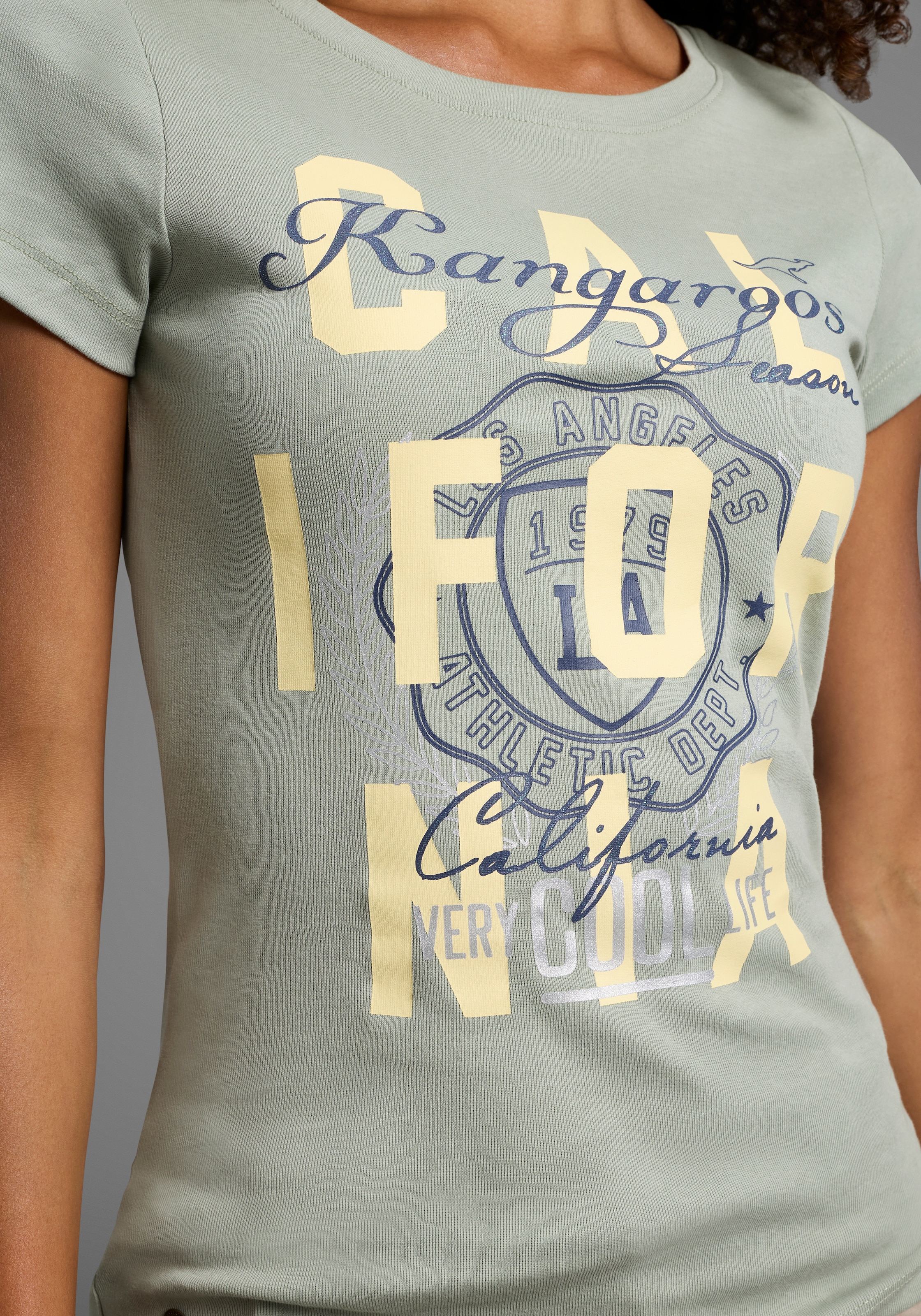 KangaROOS Print-Shirt , Kurzarm,  sehr figurbetonter Schnitt,  mit trendigem Logodruck