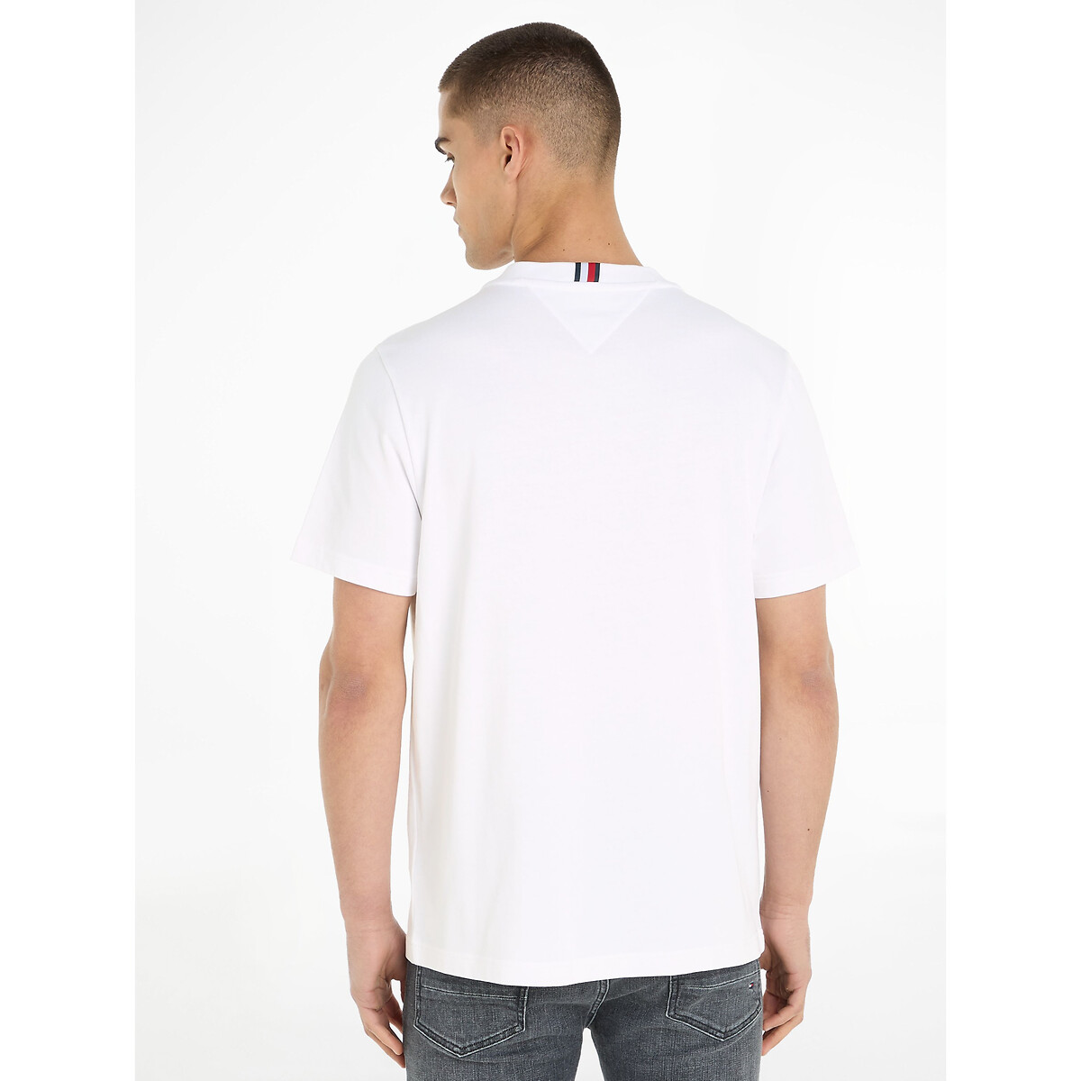 Camiseta TOMMY HILFIGER com gola redonda e logotipo.