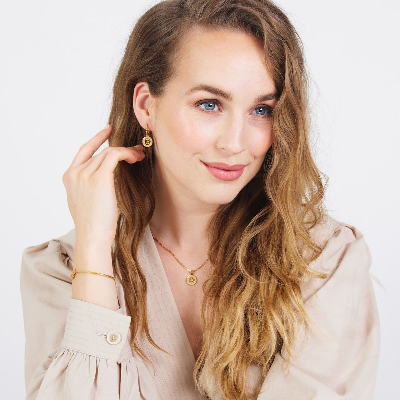 Stalen goldplated oorbellen met letter - E