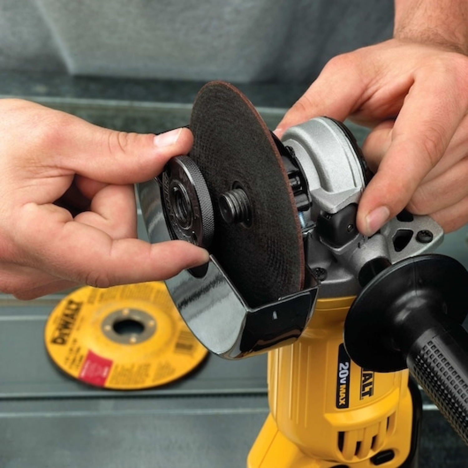 DeWALT DCG412M2 18V Li-Ion Accu haakse slijper set (2x 4.0Ah accu) in koffer - 125mm