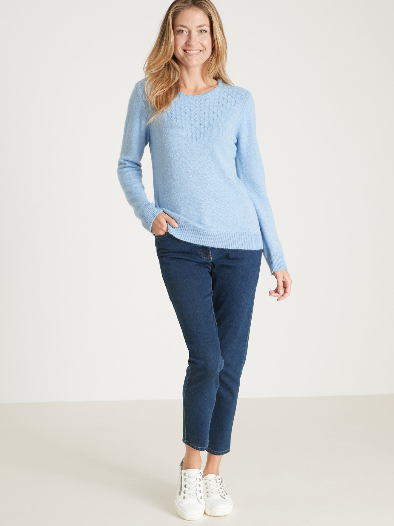 Pull avec jeu de maille pointelle