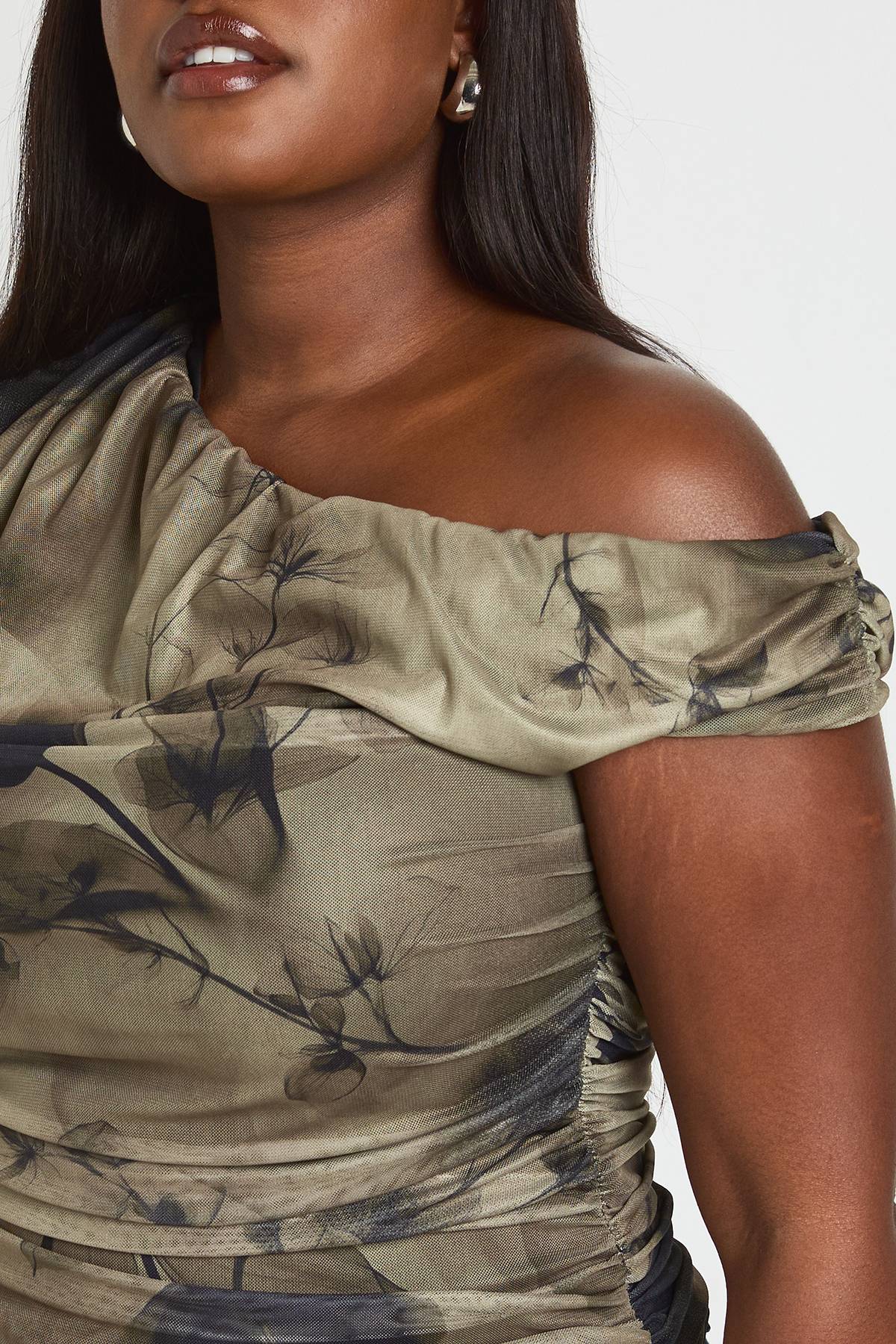 boohoo Haut Asymétrique Froncé Imprimé Grande Taille