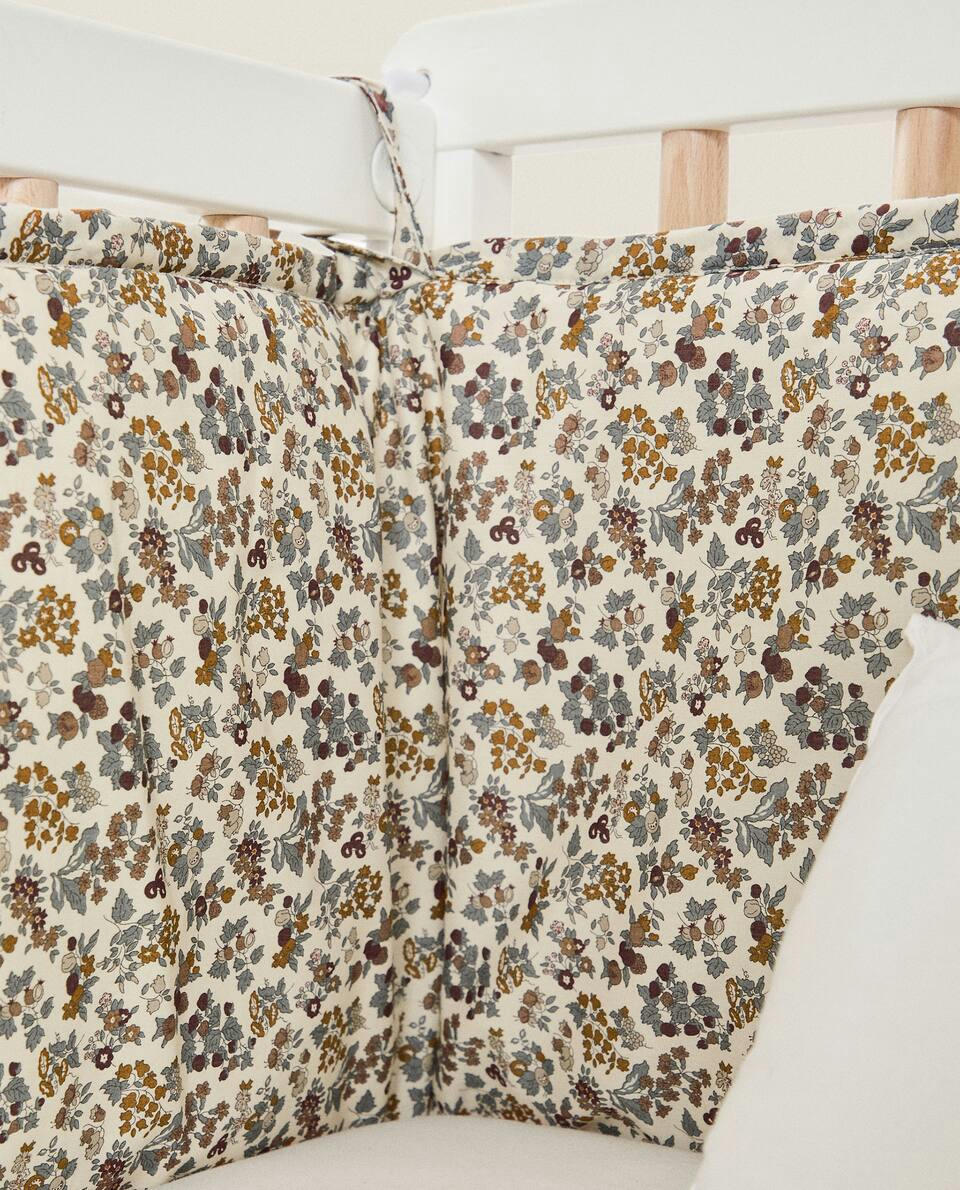 Capa protetora de berço infantil em tecido com estampa floral
