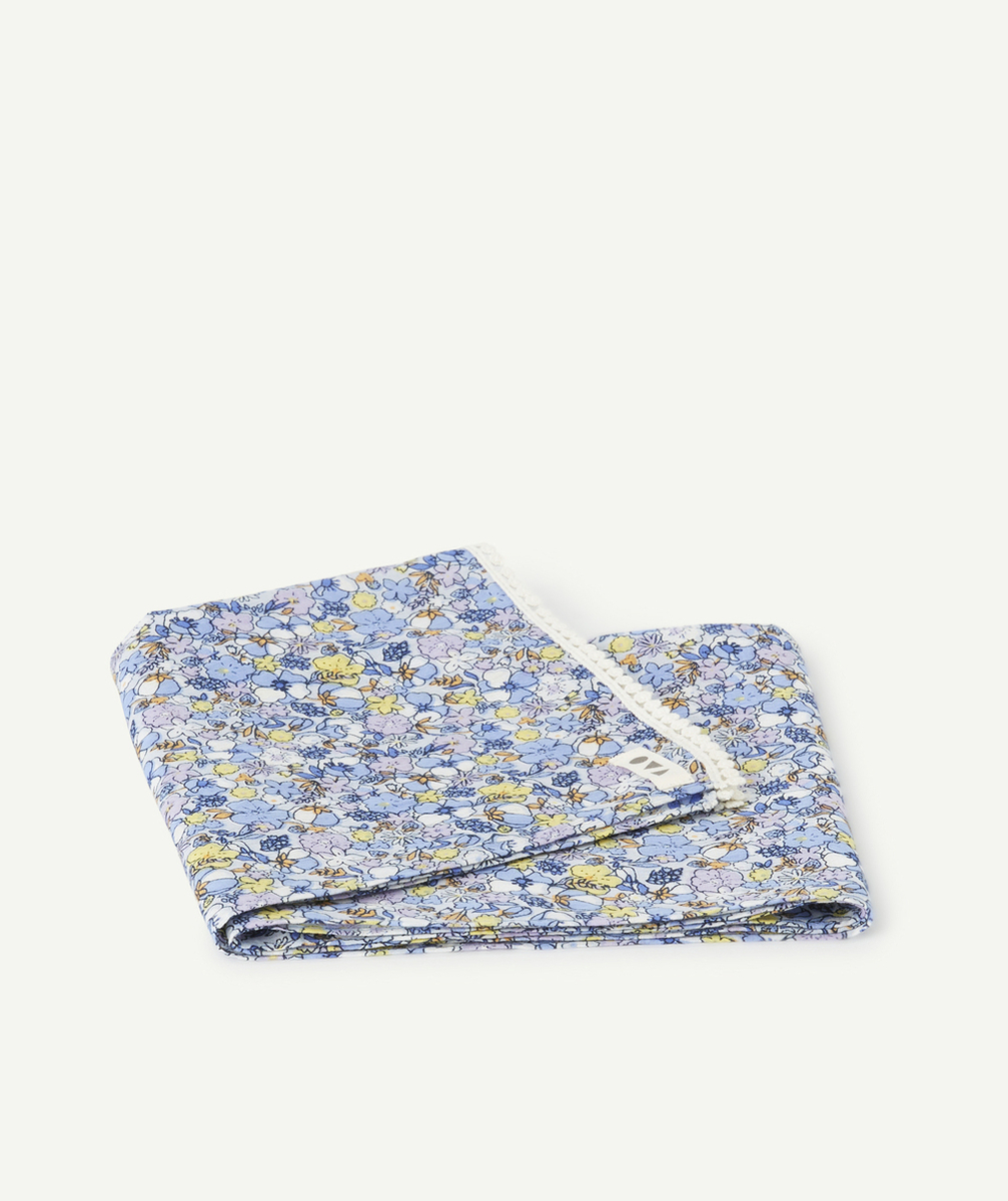 FOULARD 3 EN 1 BÉBÉ FILLE IMPRIMÉ FLEURI ET DÉTAILS EN CROCHET