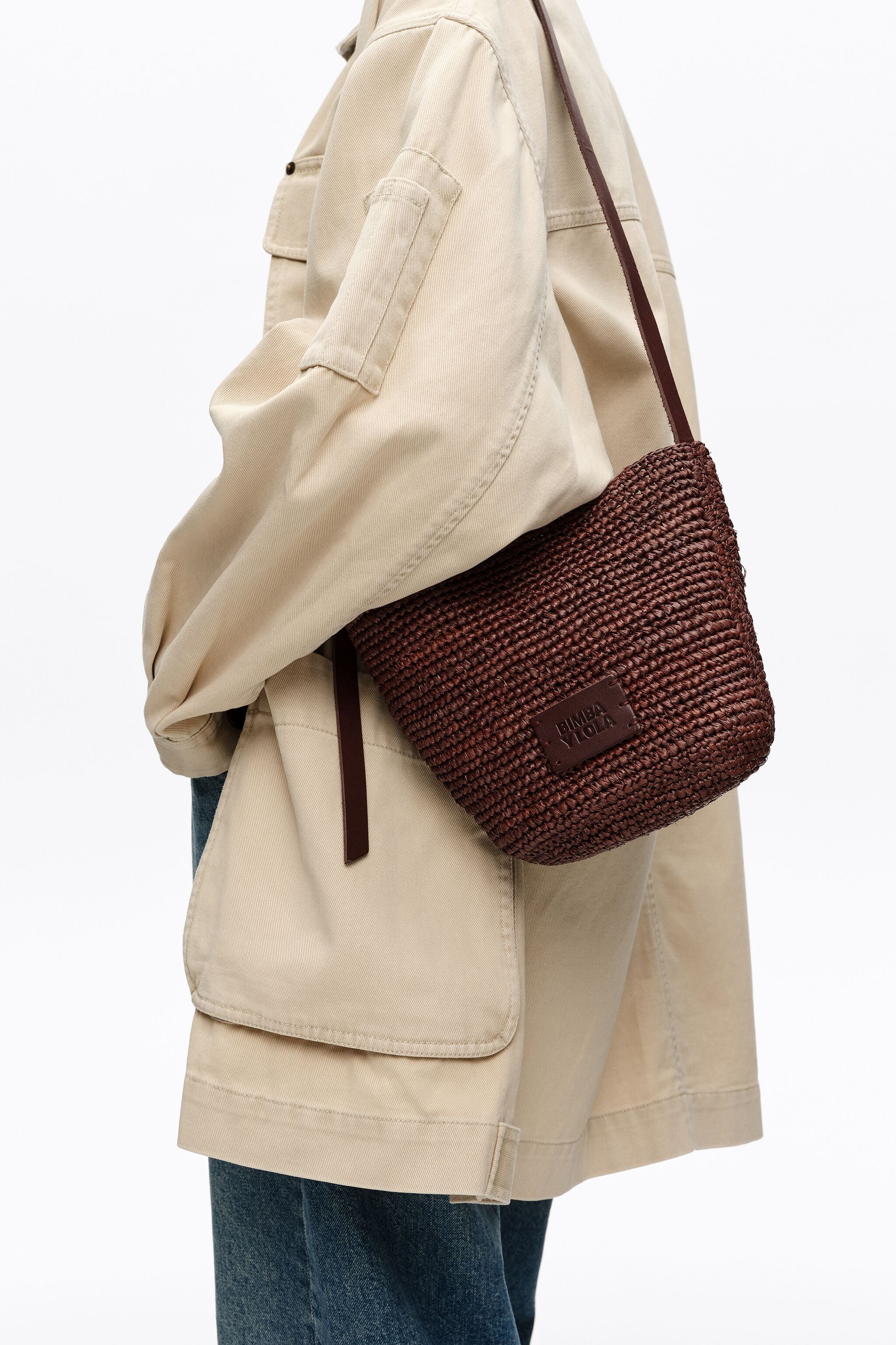 Pequena bolsa trançada de ráfia cor de noz