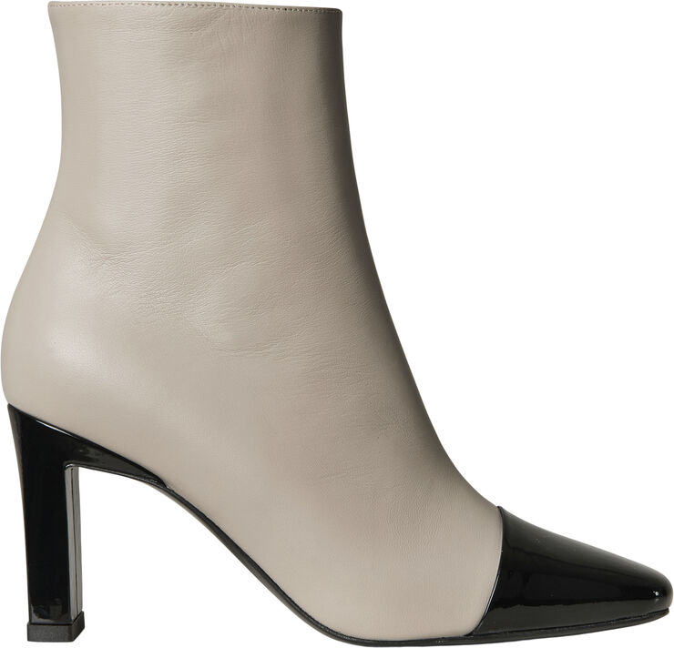 A pair Nappa Chantilly Off white